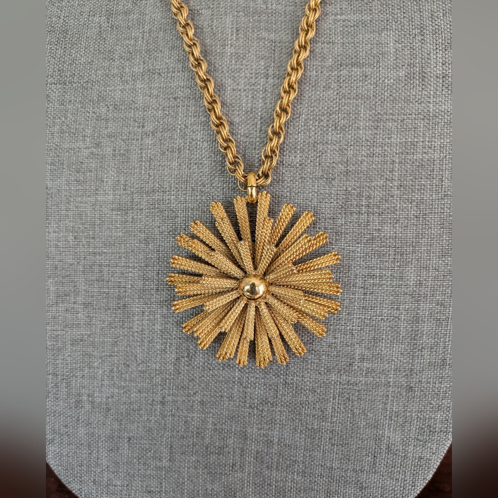 Vintage Monet ☀️ Sunburst Starburst Medallion Necklace - Picture 4 of 16